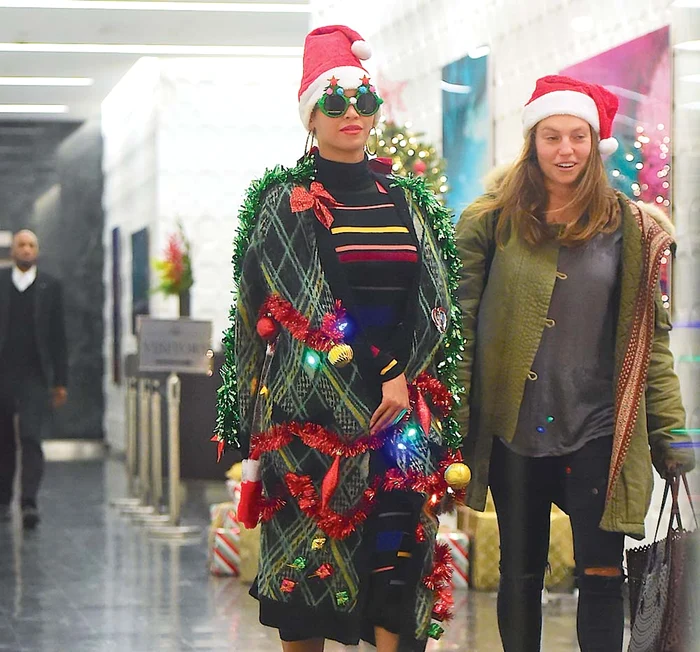 
    S-a împodobit  cu globuri şi luminiFoto: Guliver / Splashnews  