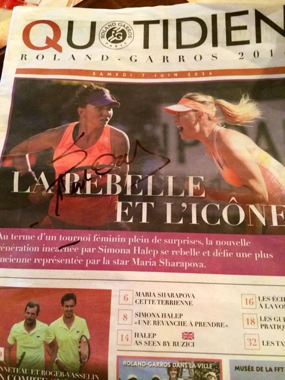 Autograful a fost dat pe o revistă franceză care anunţa meciul dintre Halep şi Sarapova