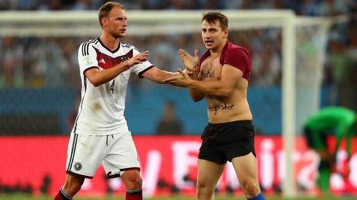 
    Vitali Zdoroveţki, alături de germanul Howedes  