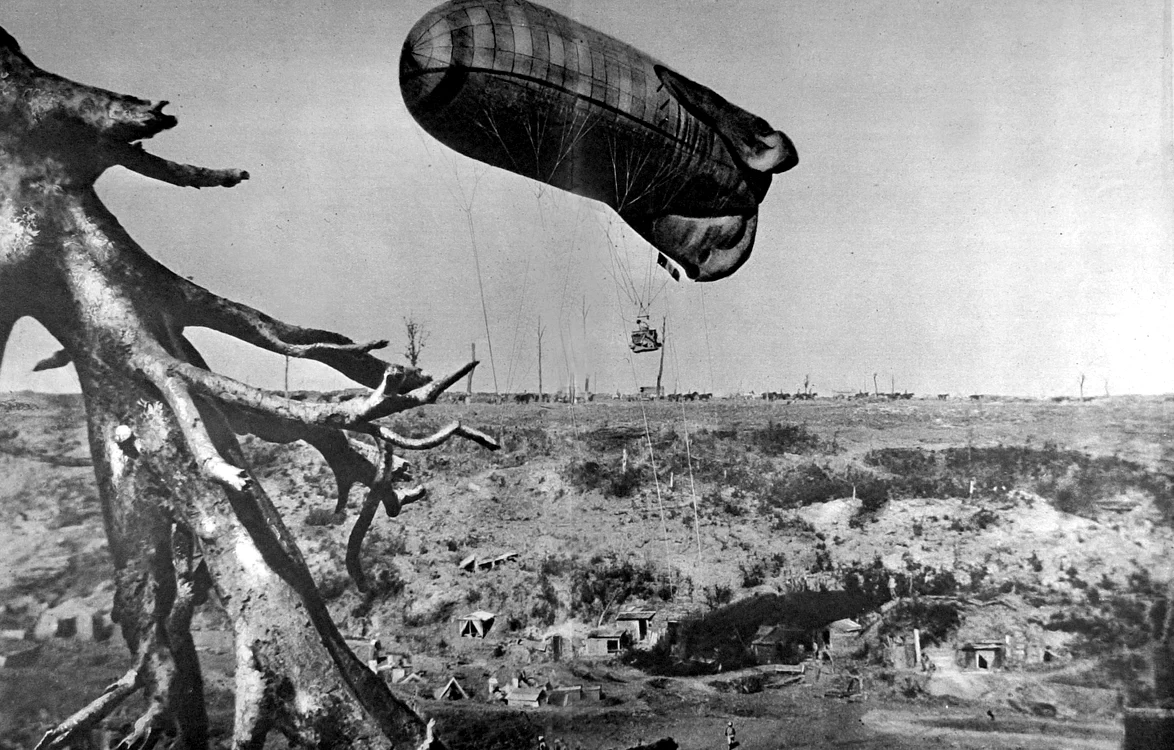 Balon captiv de tip Caquot, ridicându-se deasupra liniilor franceze, într-o misiune obișnuită de observație (Frontul de Vest, 1916)