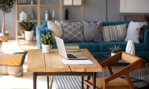 Decoratiuni interioare - canapea - laptop - masa de lemn - birou - FOTO Shutterstock 