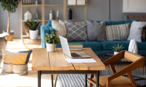 Decoratiuni interioare - canapea - laptop - masa de lemn - birou - FOTO Shutterstock 