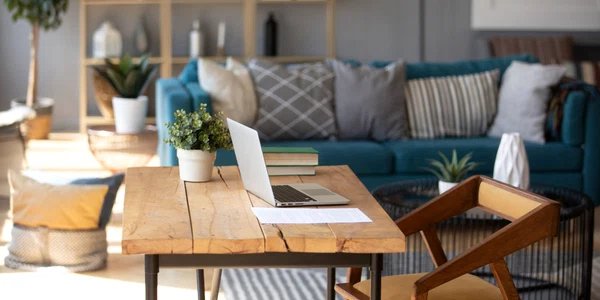 Decoratiuni interioare - canapea - laptop - masa de lemn - birou - FOTO Shutterstock 