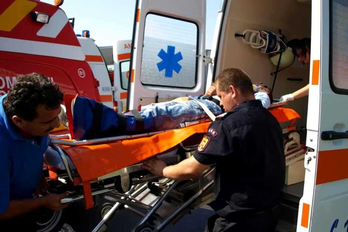 Victimele au fost transportate la spital. FOTO: Daniel Guţă. ARHIVĂ.