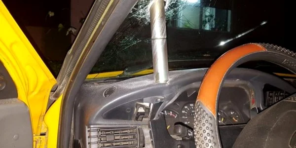 Obiectul misterior care a căzut din cer a distrus parbirzul unui autoturism