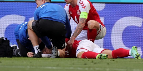 Christian Eriksen prăbuşit pe teren - meciul Danemarca - Finlanda - EURO 2020 - 12 iun 2021 / FOTO AFP