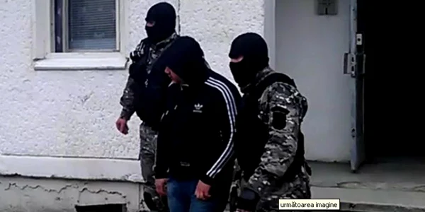 Unul dintre suspecţi, Iulian Filip, zis Romario, ridicat pentru audieri de poliţişti. FOTO: infopresspascani.ro 