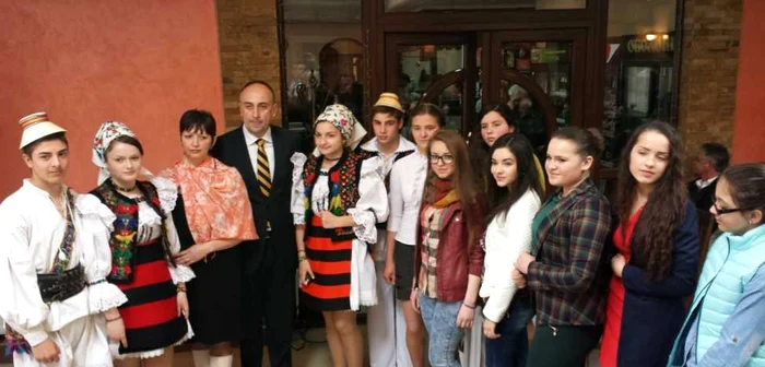 Premii in bani si cartie pentru elevii din dreapta Tisei