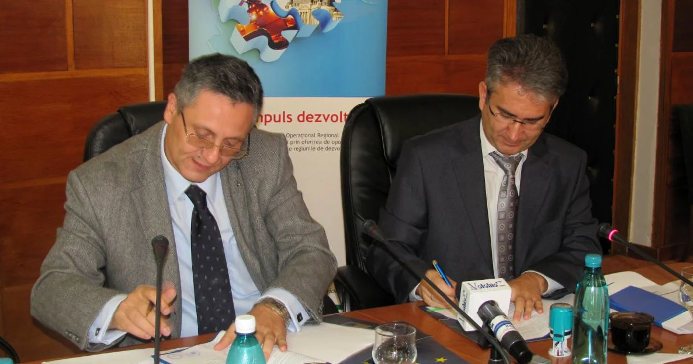 Dumitru Beianu şi directorul Liviu Muşat au semnat contractul de finanţare al proiectului