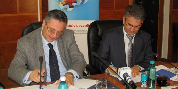 Dumitru Beianu şi directorul Liviu Muşat au semnat contractul de finanţare al proiectului