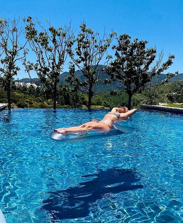 Britney Spears, de 38 de an, se relaxează într-un costum de baie minuscul, în piscinăfoto: Instagram