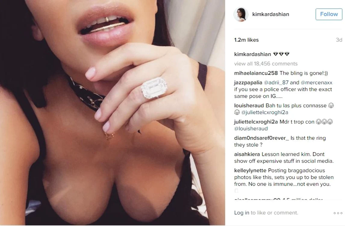Pe Instagram postează poze cu bijuterii cu diamante uriaşe, aşa cum a făcut şi cu inelul de logodnă