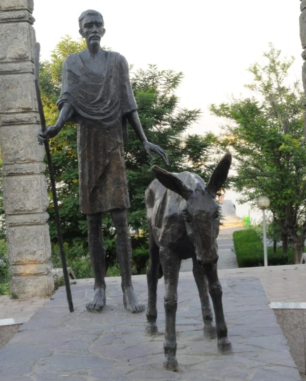 Statuia lui Techir din centrul stațiunii