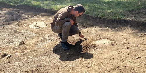 Bază de coloane descoperită la Costești Foto Cetăți Dacice , CJ Hunedoara (3) jpg