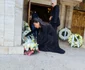 Au fost aduse mai multe coroane și flori, majoritatea albe
