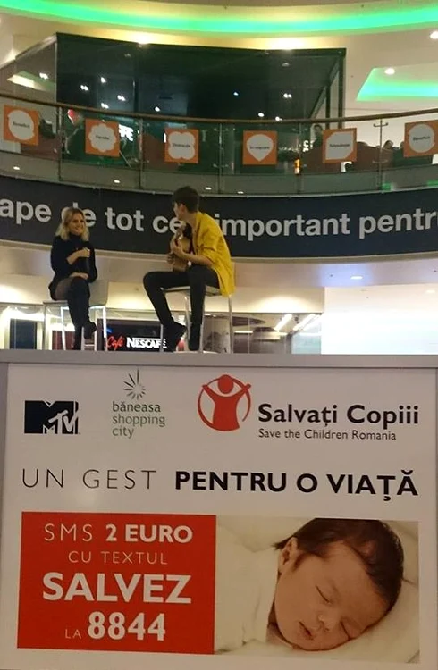 Alexandra a cântat pe un cub uriaş în mijlocul mall-ului