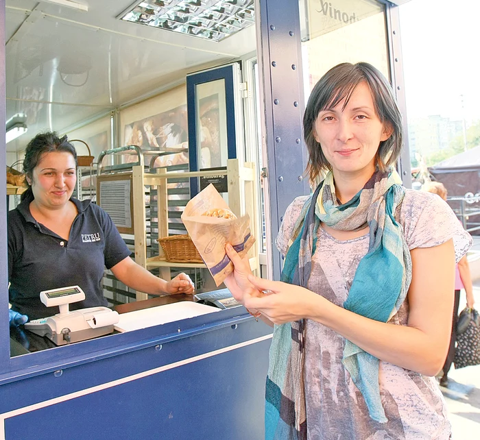 
    Reporterul Click!  a gustat din  covrigii lui Tudy (Fotografii: Dorin Constanda)  