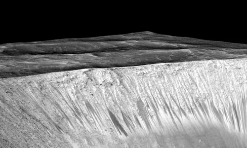 Imaginile surprinse de Mars Reconnaissance Orbiter demonstrează că există apa pe Marte jpeg