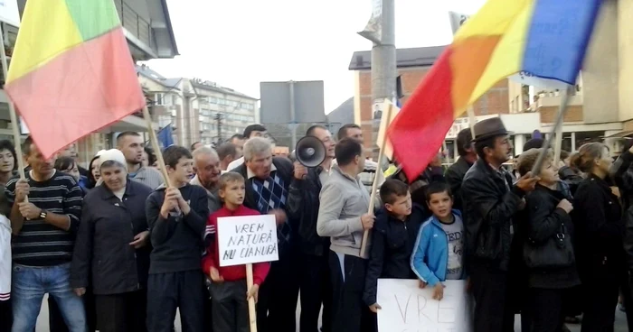 Protestatarii i-au aşteptat pe parlamentari la intrarea în oraş