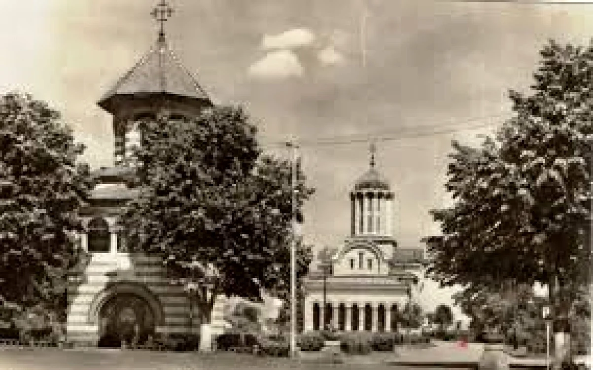 Mitropolia nouă (arh. André Lecomte du Noüy). În faţa bisericii este vechea clopotniţă. În partea dreaptă a imaginii apare Comandamentul Diviziei. FOTO: George Eneas / Facebook
