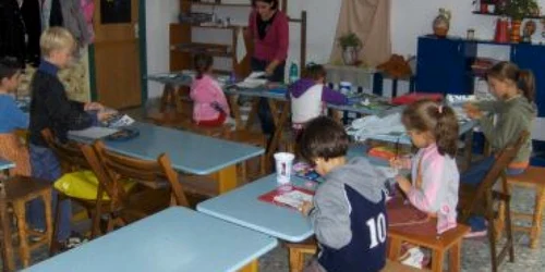 Copiii în atelierul de pictură