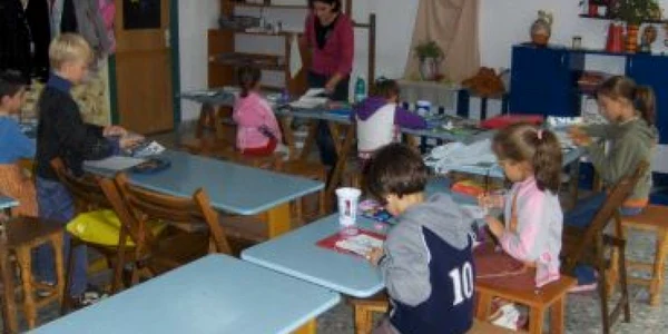 Copiii în atelierul de pictură