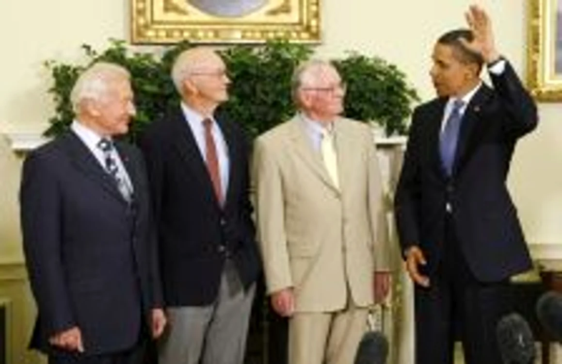 Întâlnirea dintre preşedintele american Barack Obama şi membrii echipei Apollo 11, pe 20 iulie 2009, când s-au împlinit 40 de ani de la aselenizare. De la stânga la dreapta: Buzz Aldrin, Michael Collins, Neil  Armstrong, Barack Obama FOTO: Reuters