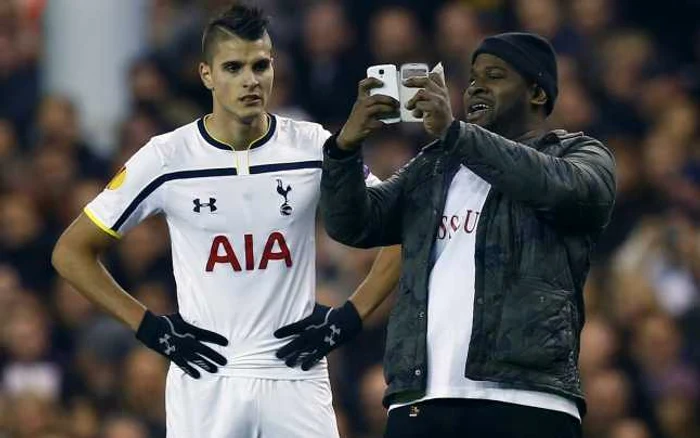 Primul "invadator" a făcut o poză cu Lamela FOTOGRAFII Reuters