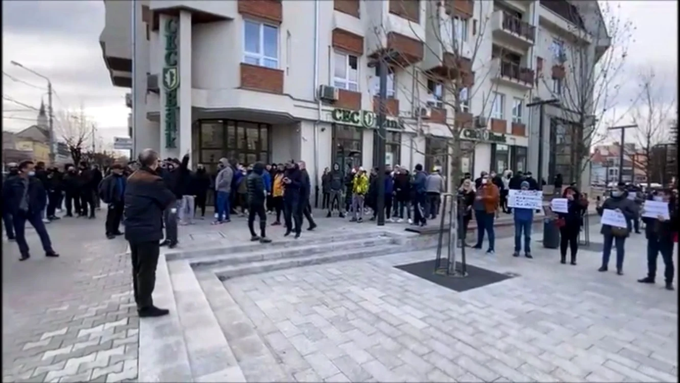 Peste 100 de clujeni s-au adunat în apropiere de prefectură, iar numărul lor continuă să crească