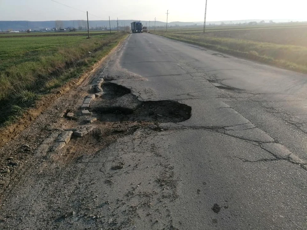 Drumul judeţean Căteasca-Leordeni este un pericol pentru numeroşii şoferi FOTO: Facebook/Flori Nuţă