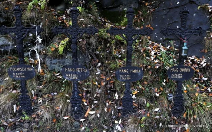 
    Crucile de la viaductul peste râul Sibișel. Retezat Foto: Daniel Guță, Adevărul  