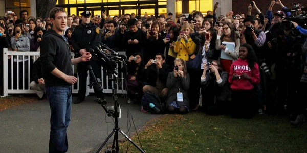 Mark Zuckerberg a fost înconjurat de sute de studenţi atunci când a vizitat Universitatea Harvard