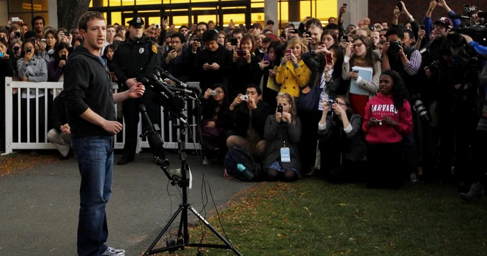 Mark Zuckerberg a fost înconjurat de sute de studenţi atunci când a vizitat Universitatea Harvard      FOTO Reuters