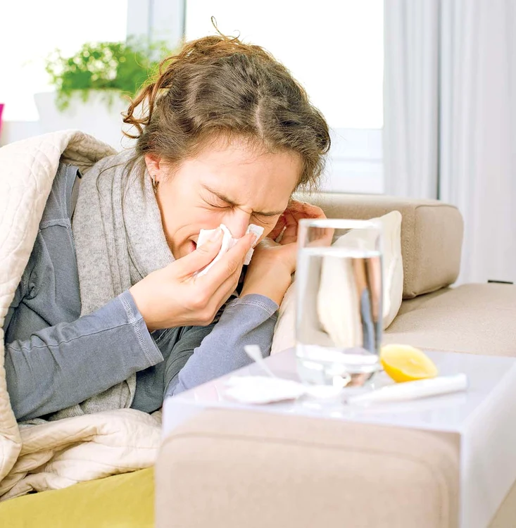 
    Atunci când cineva de lângă tine strănută, ar fi bine să-ți ții respirația, ca să nu inhalezi microbiifoto: 123rf  