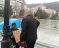 Protestează legat cu lanţuri în faţa Primăriei