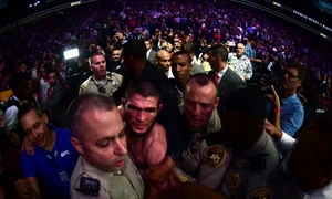 Polițiștii l au înconjurat pe luptătorul rus jpeg