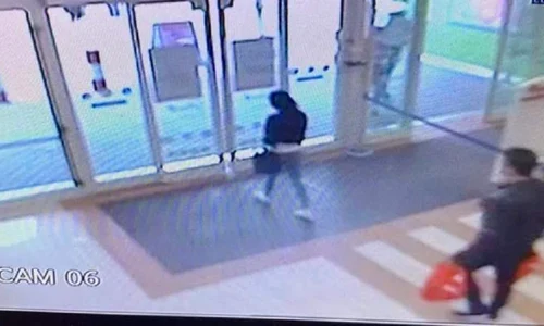 Mihaela Apostolides, filmată de camerele video înainte să fie ucisă în parcarea unui supermarket din Italia jpeg