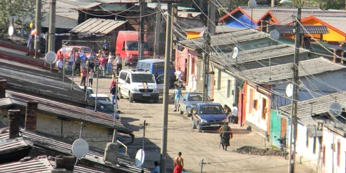 Procurorii au reţinut 6 persoane în urma descinderilor din Dealul Crucii de la Reşiţa
