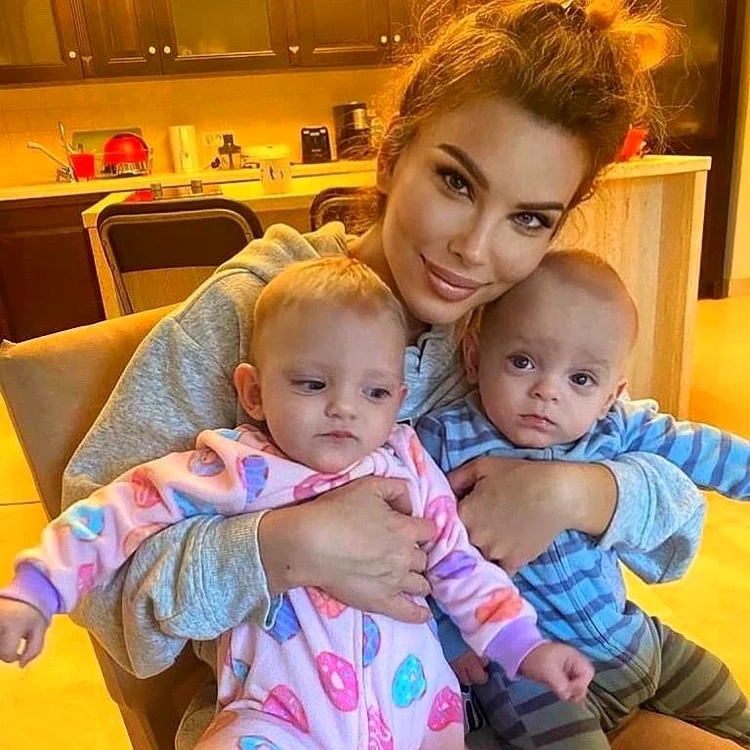 Alina Laufer, cu gemenii la plimbare