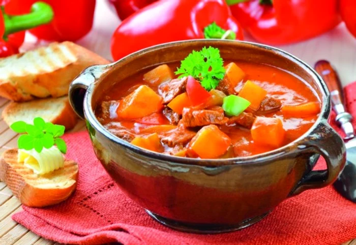 
    Nu se poate să mergi în Ținutul Secuiesc și să nu încerci mâncarea lor tradițională, gulașul.clickpoftabuna.ro  