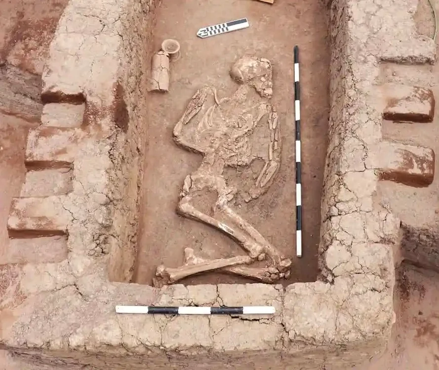 Necropolă descoperită la Kom el-Khilgan (© Facebook / Ministry of Tourism and Antiquities)