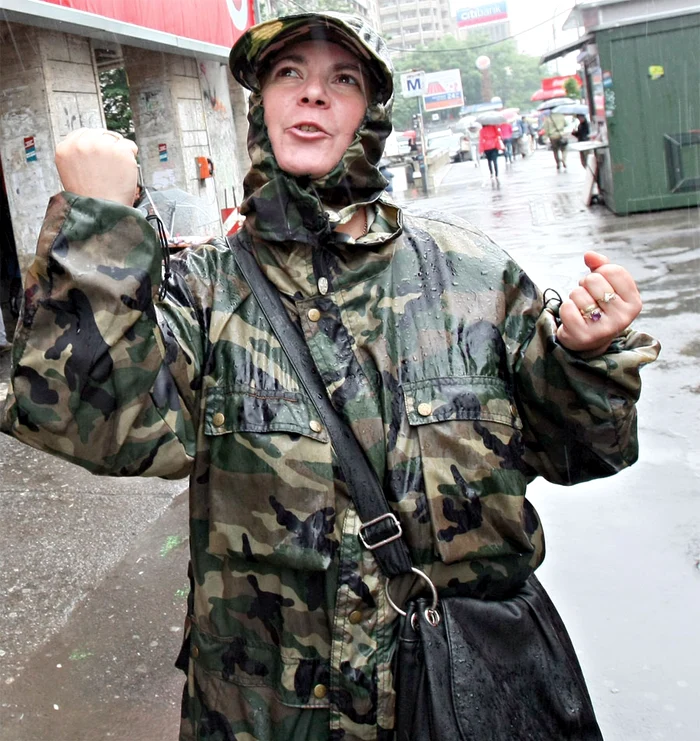 
    Maria F., Bucureşti: “M-am săturat de atâta apă! Opreşte, Doamne, ploaia, că ne-ai udat destul!”  (foto: Dorin Constanda)  