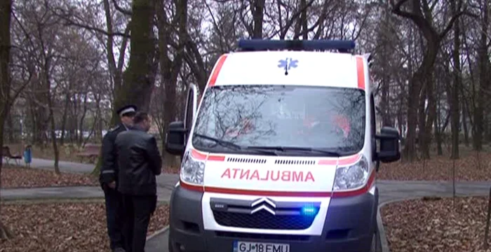 Ambulanţa a preluat victima chiar din parc
