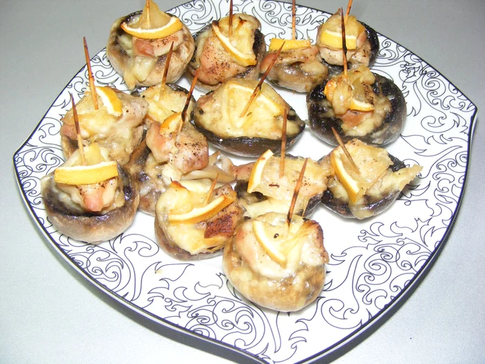 Ciuperci umplute cu caşcaval şi carne de pui
