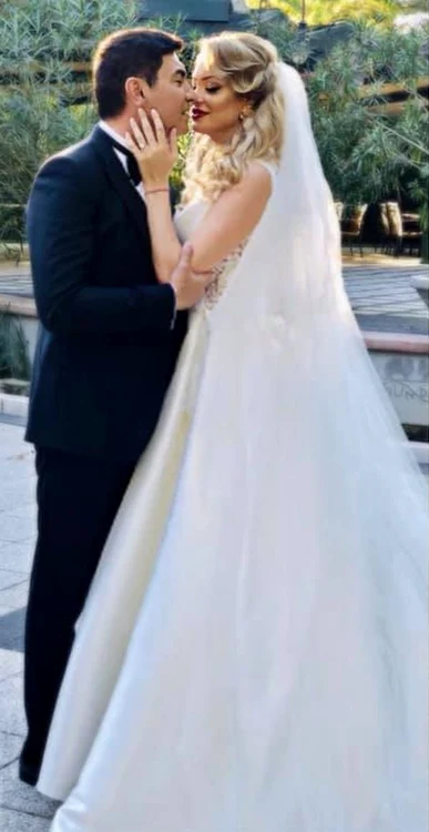 Valentina Pelinel a arătat fabulos în prima rochie de mireasă