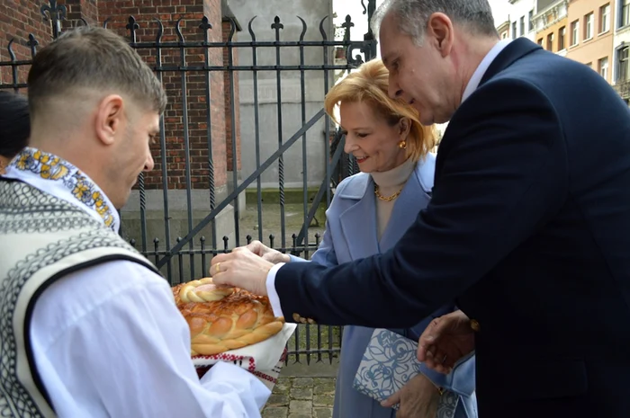 Majestatea Sa și Principele Radu, primiți tradițional la biserica din Bruxelles. FOTO: Casa Regală