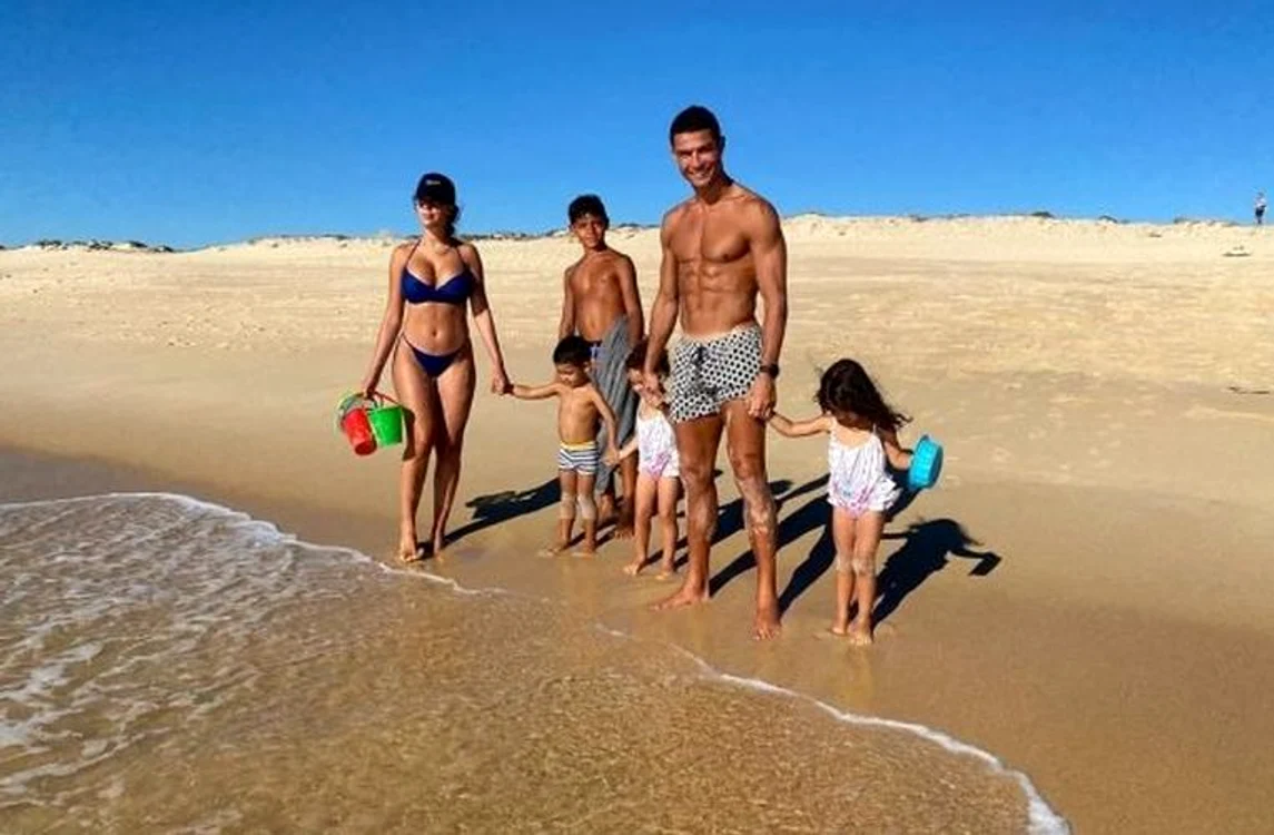 
    Cristiano Ronaldo, alături de Georgina și cei patru copiiFOTO: Instagram  