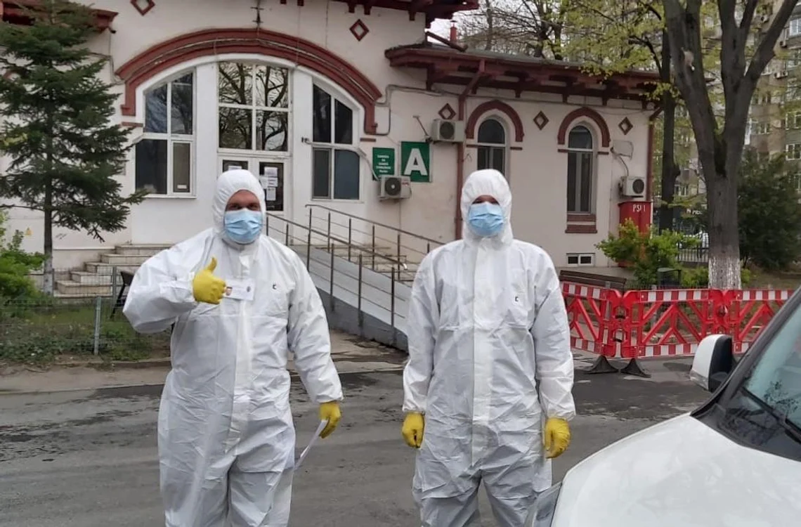 Cei care livrează mâncarea către medici și bătrâni au echipament complet de protecție