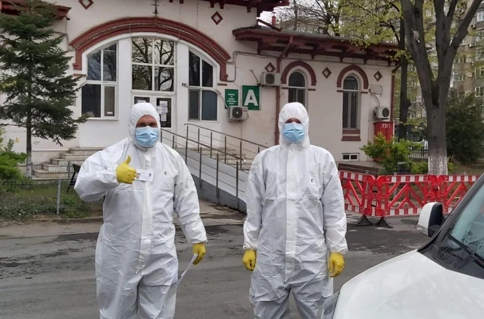 Cei care livrează mâncarea către medici și bătrâni au echipament complet de protecție