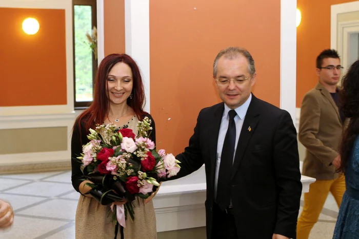 Emil Boc nu uită să-i dăruiască soţiei flori